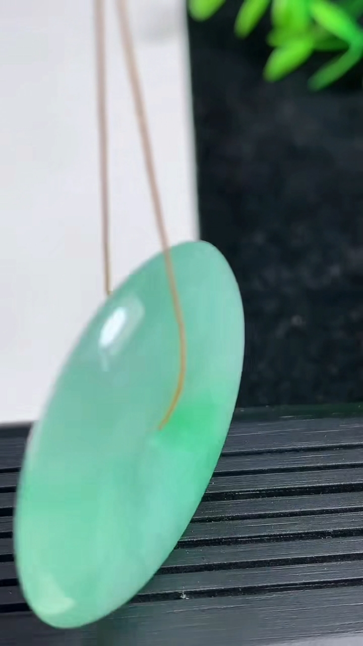 天然A货翡翠平安扣吊坠尺寸32.2-5.7重量:13.51g
3月21日