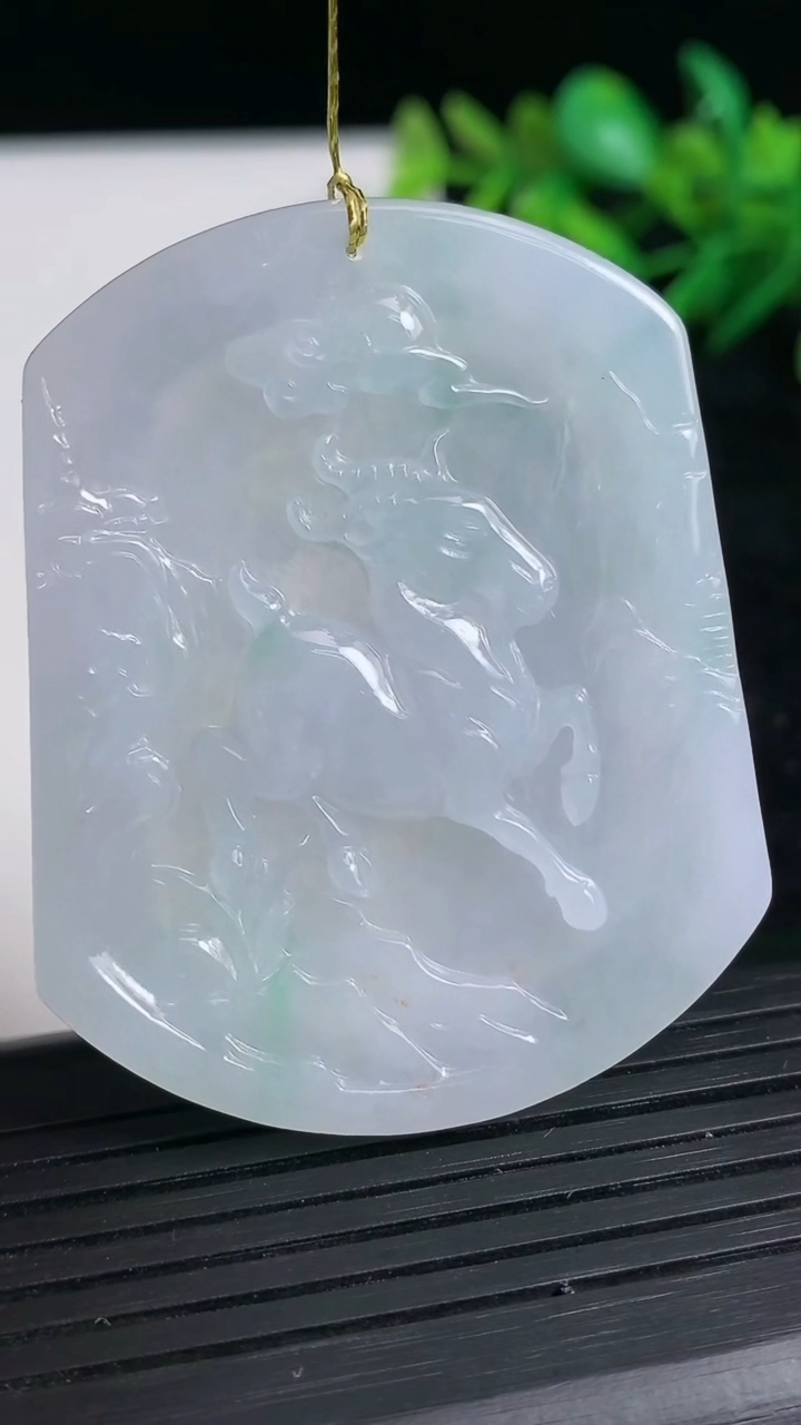 天然A货翡翠生肖羊吊坠尺寸52.4-42.2-4.6重量:26.16g
3月21日