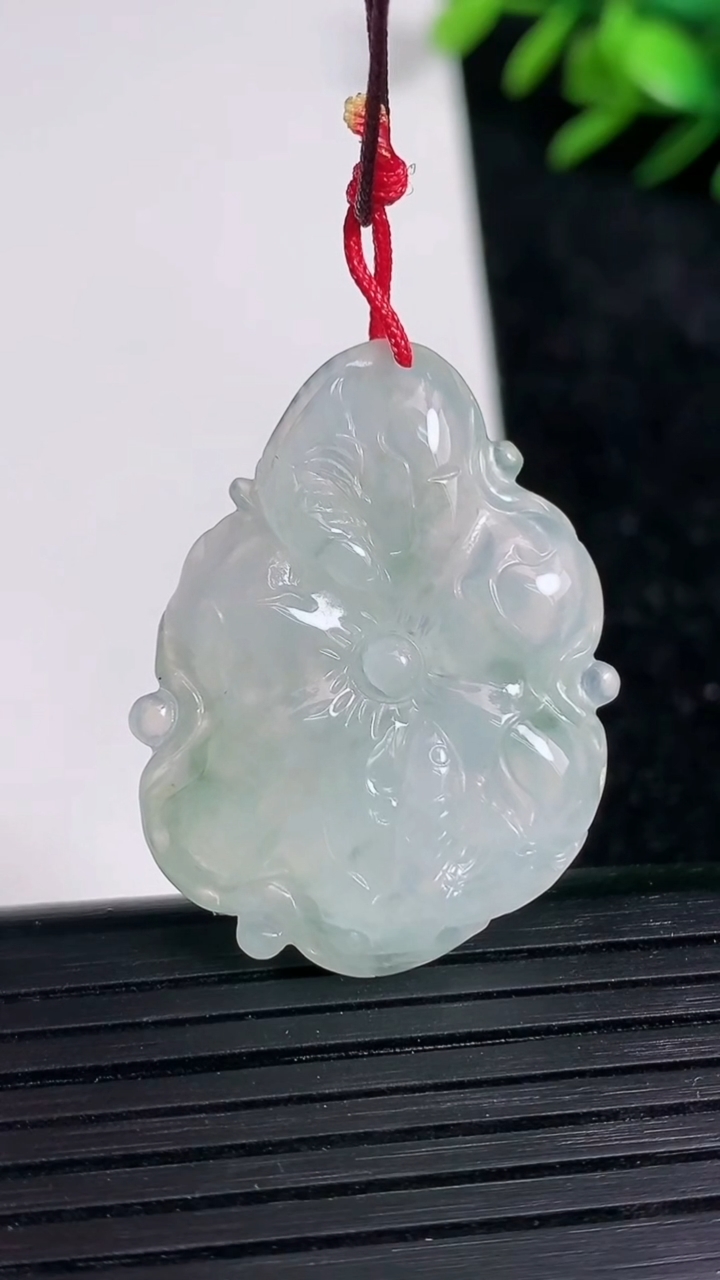 天然A货翡翠飘花年年有余吊坠尺寸34.4-23.8-4重量:6.70g
3月21日