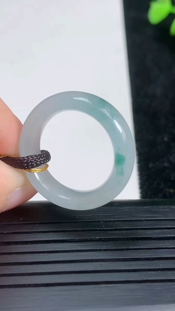 天然A货翡翠冰种飘花指环戒指尺寸17.4-6-3.5重量:4.48g2026年3月21日
工厂直销收藏佳品,种好水足，色泽均匀，有种有色，上手高大气！