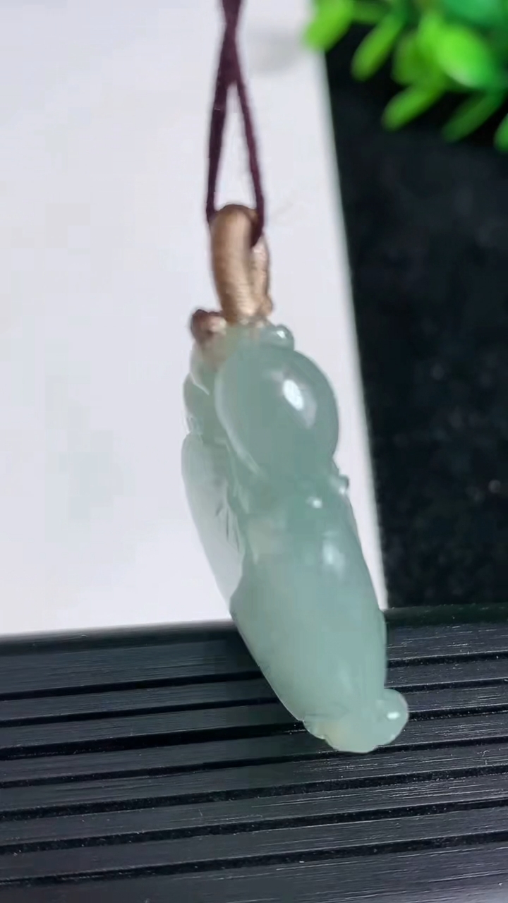天然A货翡翠飘花寿桃吊坠尺寸34.1-23.8-7.1重量:11.68g
3月21日