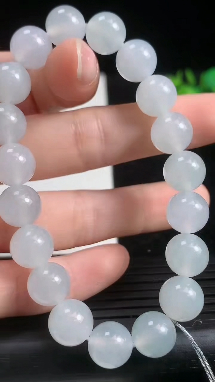 天然A货翡翠圆珠手串尺寸9.8-19颗重量:30.24g3月21日
工厂直销收藏佳品,种好水足，色泽均匀，有种有色，上手高大气！