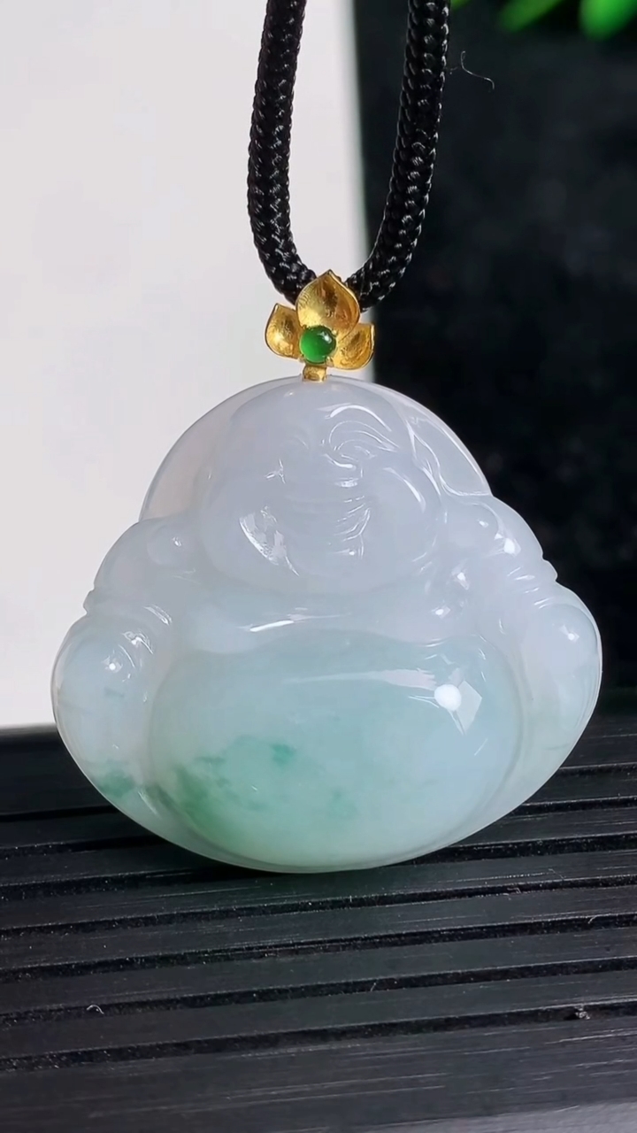 天然A货翡翠18K金飘花佛公吊坠尺寸26.9-30.3-5.7重量:7.71g
3月21日