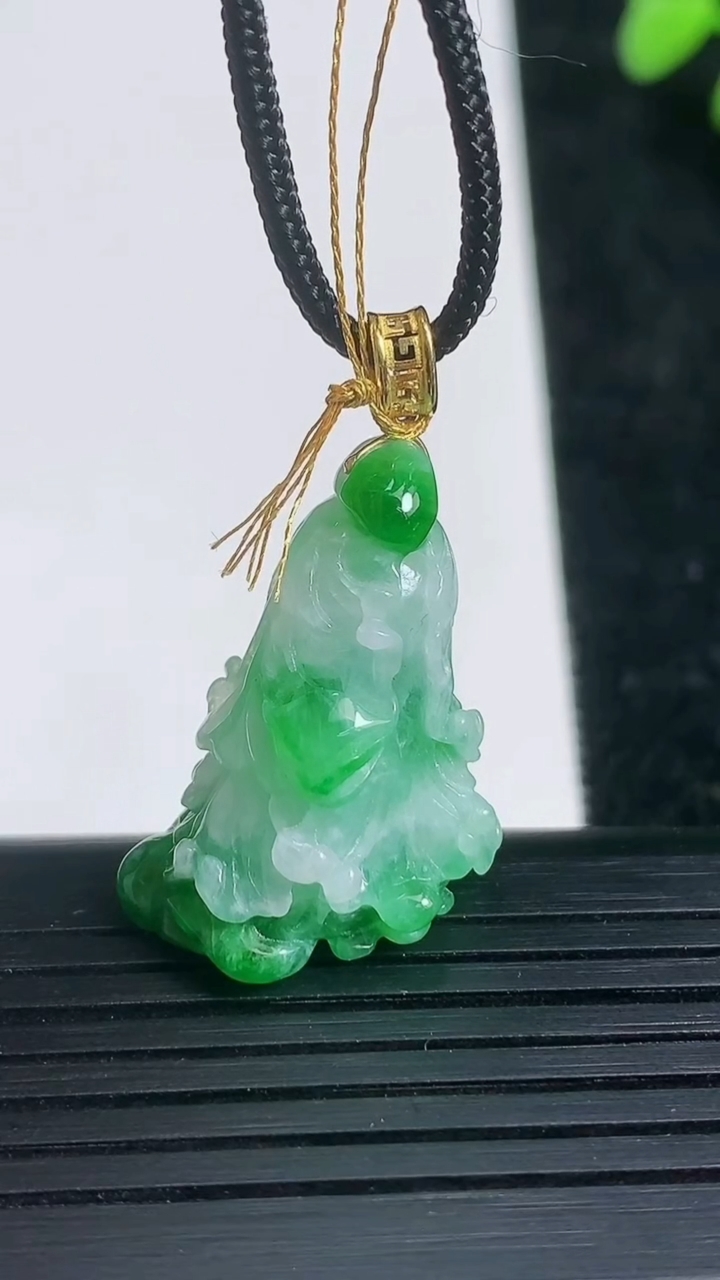 天然A货翡翠白菜吊坠尺寸27.4-18.5-13重量:7.26g
3月21日
