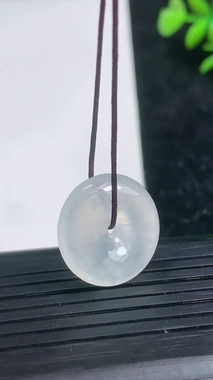 天然A货翡翠平安扣吊坠尺寸18.7-5.1重量:4.13g
3月21日