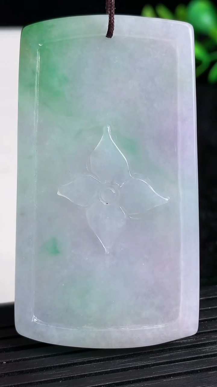 天然A货翡翠鸟语花香吊坠尺寸59.1-33.1-7.2重量:41.48g
3月21日