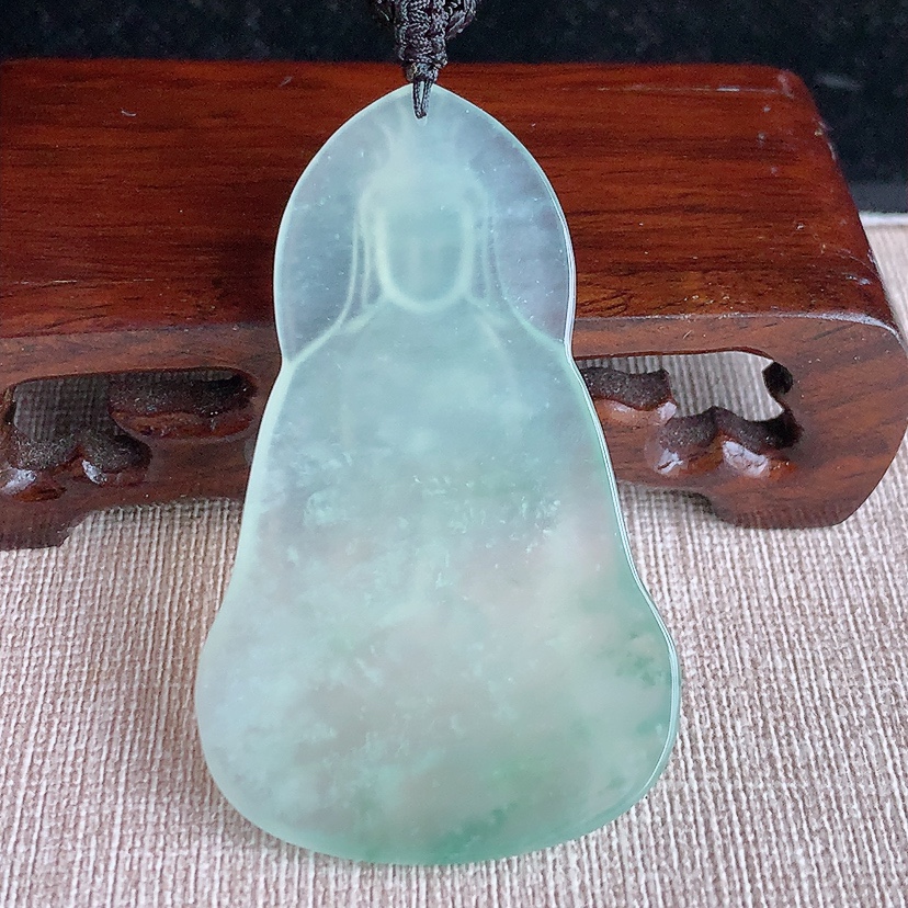 天然A货翡翠晴水观音吊坠 
尺寸59.4-36.4-4.6mm 重量23.00g 0320