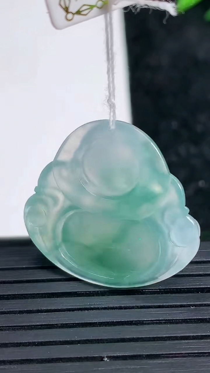 天然A货翡翠冰种飘花佛公吊坠尺寸24.2-25.8-5.5重量:5.85g
3月21日