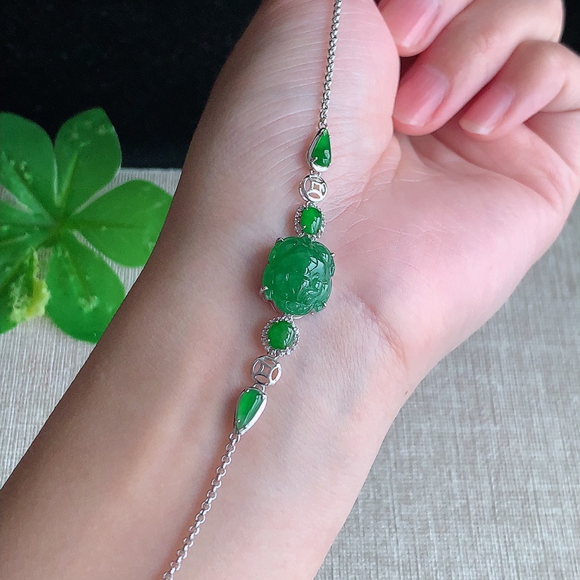 天然A货翡翠18K金伴钻镶嵌满绿招财貔貅手链 
尺寸13-11-6.8mm 重量4.20g 0320