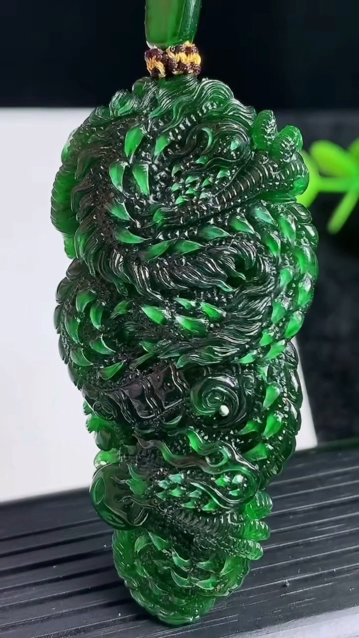 天然A货翡翠龙牌吊坠尺寸61.2-28.4-12.1重量:32.30g
3月21日