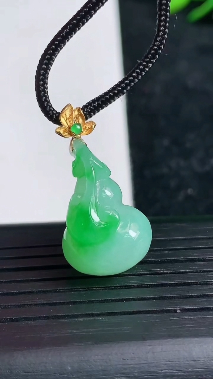 天然A货翡翠葫芦吊坠尺寸22.7-14.5-11.7重量:5.25g
3月21日