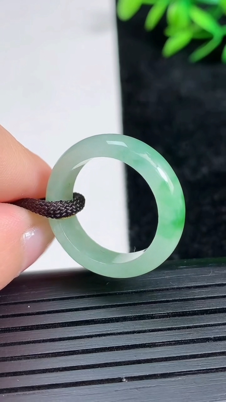 天然A货翡翠指环戒指尺寸17.3-5.5-2.6重量:3.44g2026年3月21日
工厂直销收藏佳品,种好水足，色泽均匀，有种有色，上手高大气！