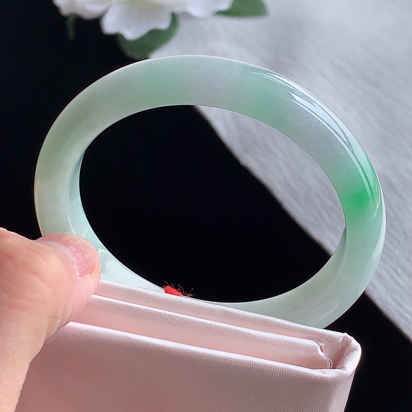 天然A货翡翠飘绿贵妃手镯53-54圈口 
尺寸53-47-12-7.6mm 0318