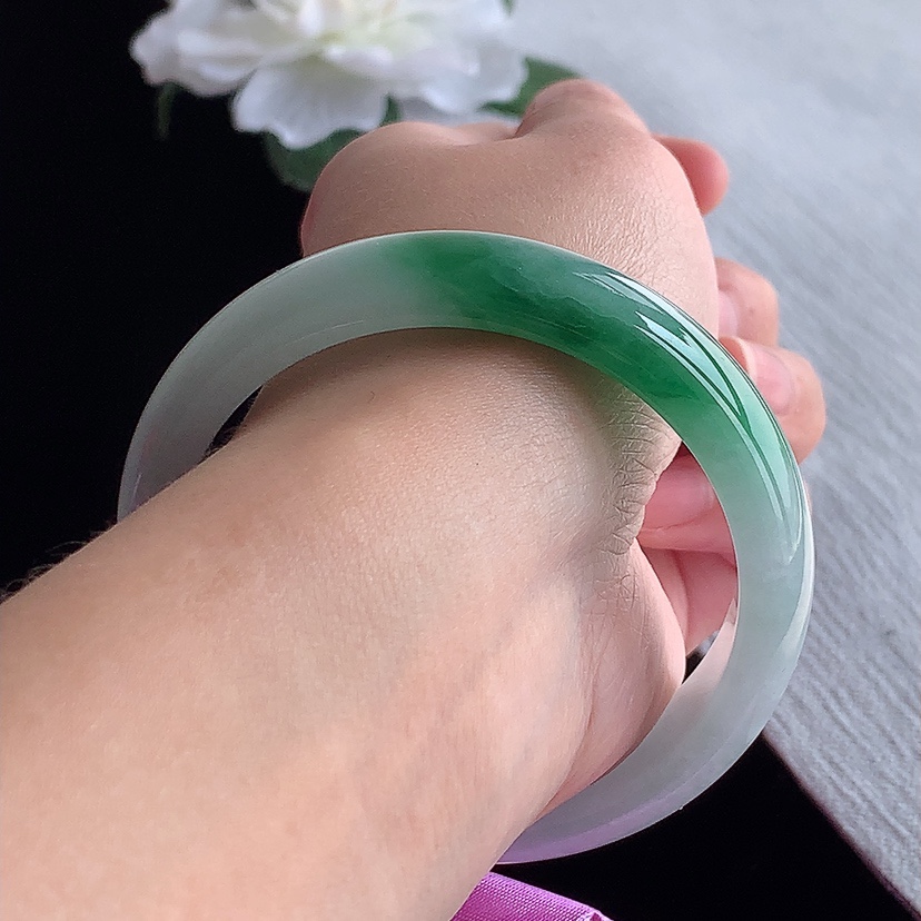 天然A货翡翠飘绿正装正圈手镯54-55圈口  
尺寸54-12.8-7mm 0318