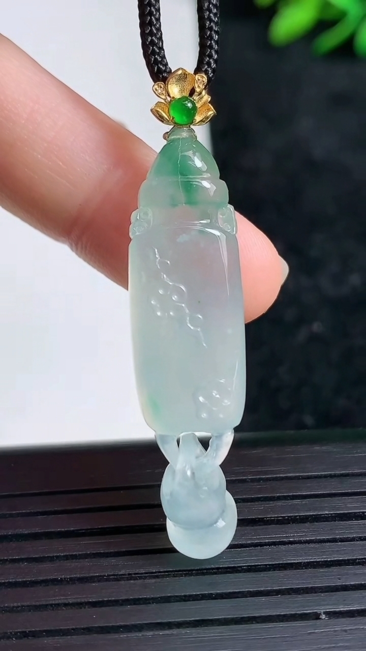 天然A货翡翠花瓶吊坠尺寸27.9-9.7-6.6重量:5.66g
3月21日