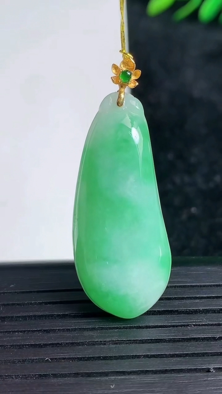 天然A货翡翠福瓜吊坠尺寸36-15.2-5.2重量:5.78g
3月21日