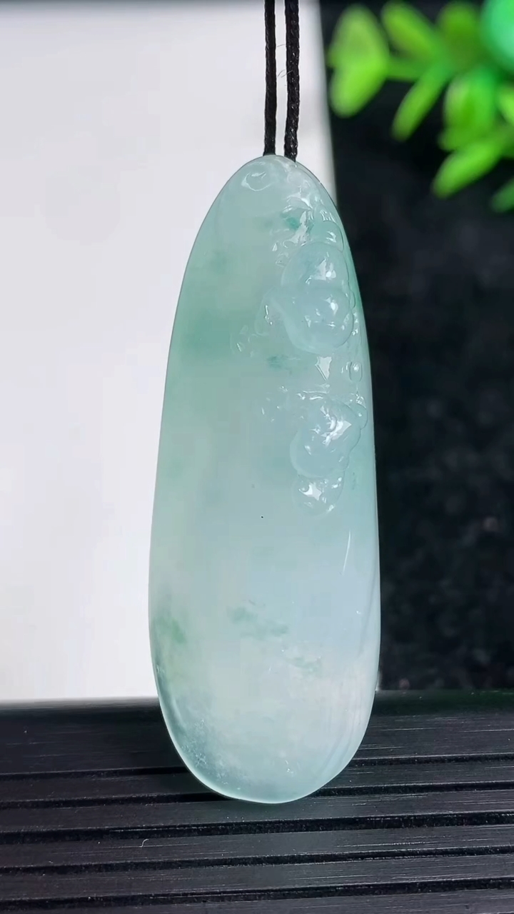 天然A货翡翠冰种飘花金蟾吊坠尺寸46.1-16.5-13.4重量:15.24g
3月21日