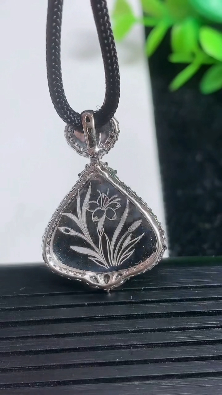 天然A货翡翠水滴吊坠尺寸28.4-19.8-6.4重量:4.13g
3月21日