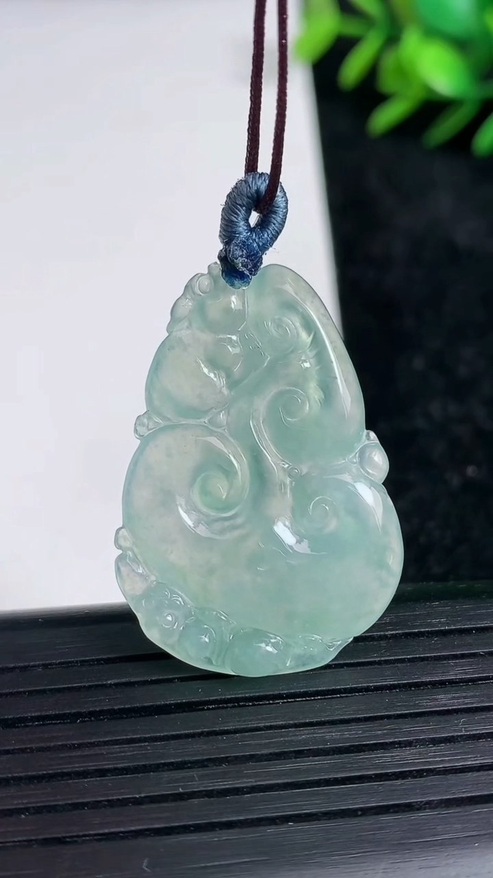 天然A货翡翠如意吊坠尺寸33.6-23.5-3.8重量:5.24g
3月21日