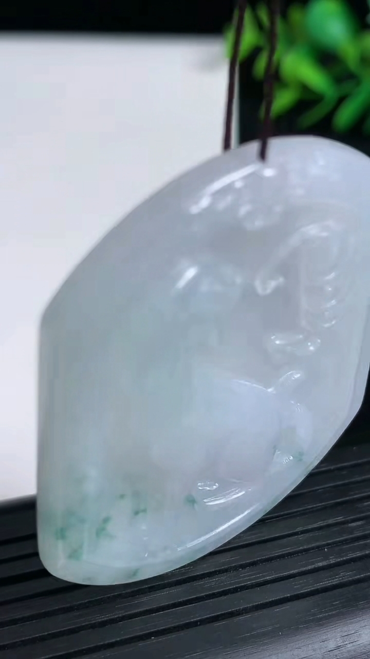 天然A货翡翠飘花生肖狗吊坠尺寸49.9-42.3-4.5重量:20.71g
3月21日