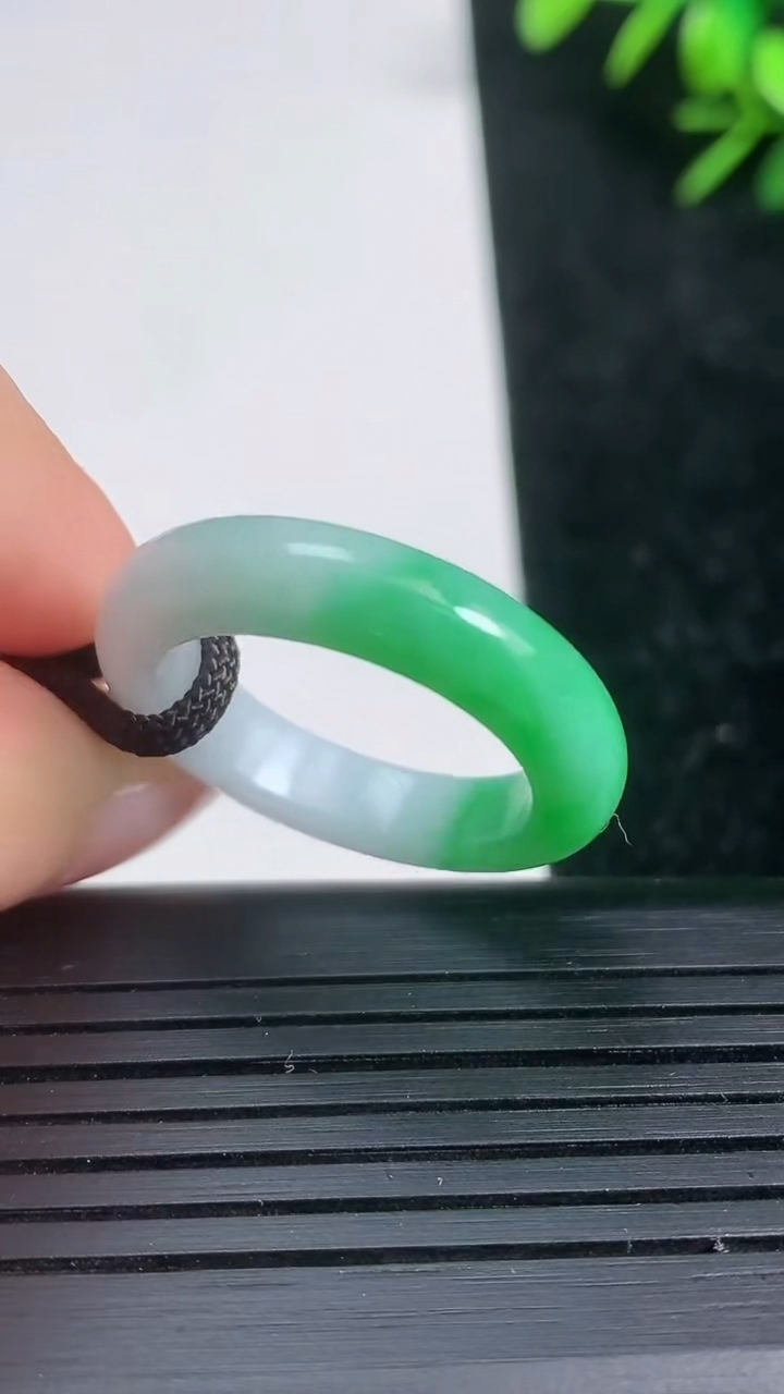 天然A货翡翠指环戒指尺寸19.8-4.8-3.5重量:4.70g2026年3月21日
工厂直销收藏佳品,种好水足，色泽均匀，有种有色，上手高大气！