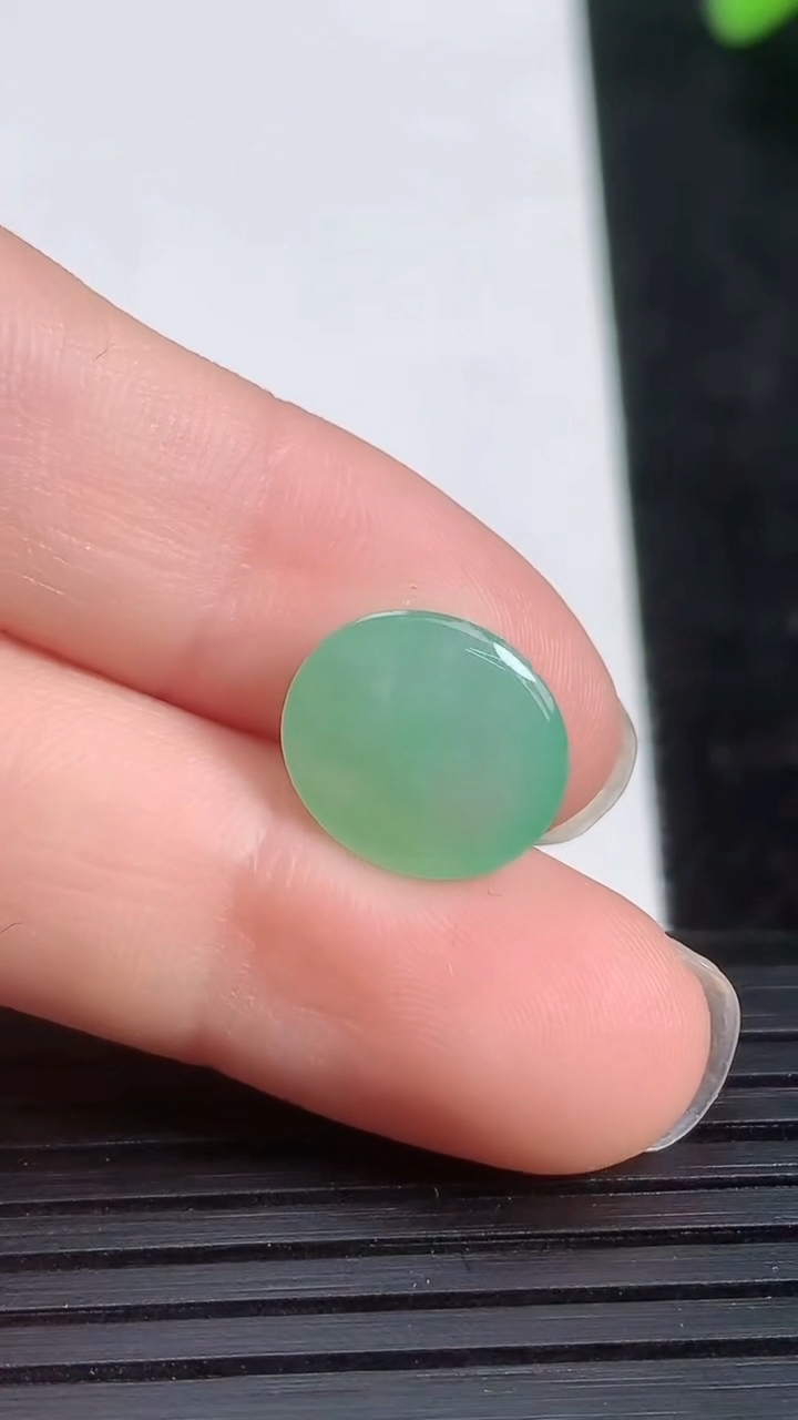 天然A货翡翠蛋面镶嵌件尺寸11.5-10-5.8重量:1.37g
3月21日