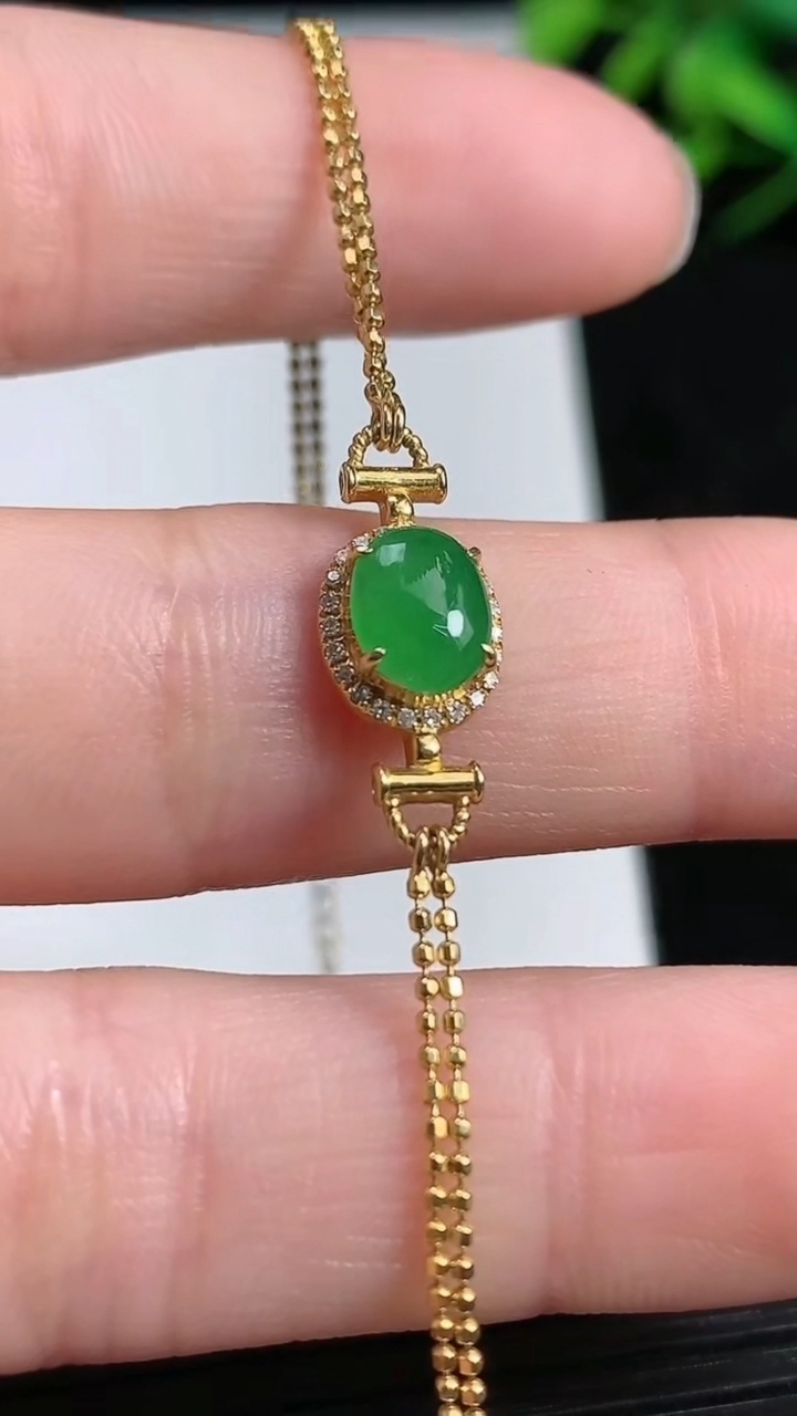 天然A货翡翠蛋面手链尺寸6.6-5.3重量:2.47g
3月21日