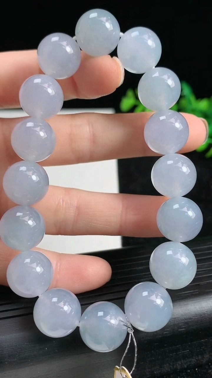 天然A货翡翠种紫罗兰圆珠手串尺寸12.5-16颗颗重量:59.21g3月21日
工厂直销收藏佳品,种好水足，色泽均匀，有种有色，上手高大气！