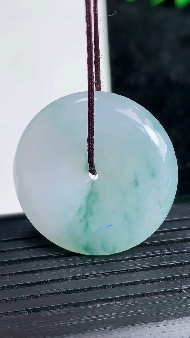 天然A货翡翠飘花平安扣吊坠尺寸29.2-6重量:11.52g
3月21日