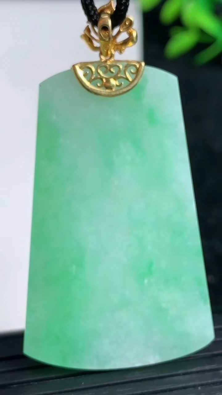 天然A货翡翠无事牌吊坠尺寸46.1-29-3.3重量:15.09g
3月21日