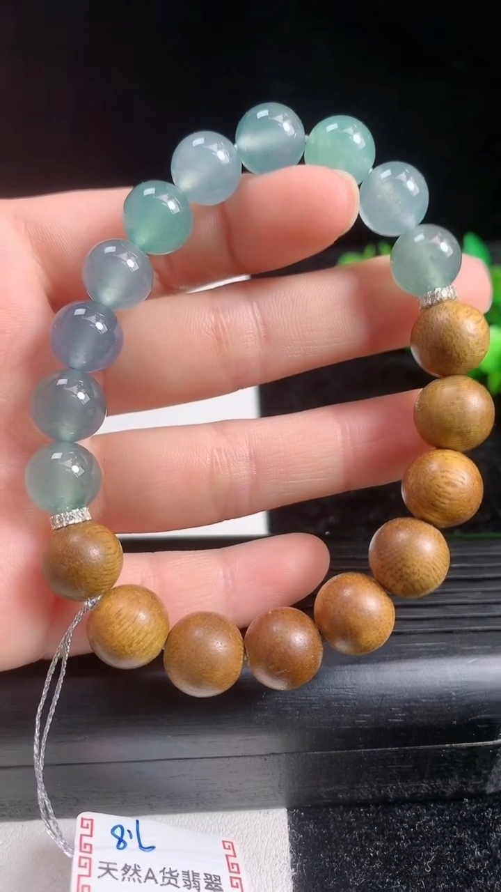 天然A货翡翠种蓝水檀香圆珠手串9.8尺寸9.8重量:19.78g3月22日
工厂直销收藏佳品,种好水足，色泽均匀，有种有色，上手高大气！