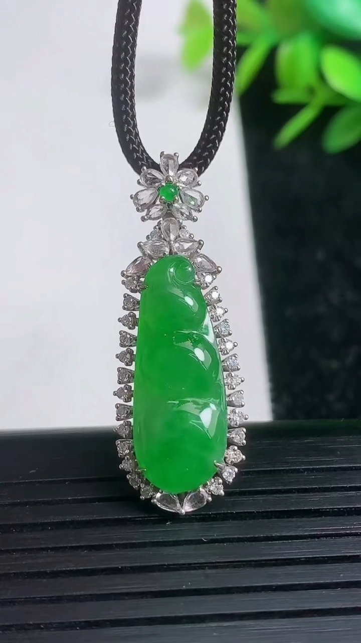 天然A货翡翠福豆吊坠尺寸34.5-12.8-6.5重量:3.70g
3月21日