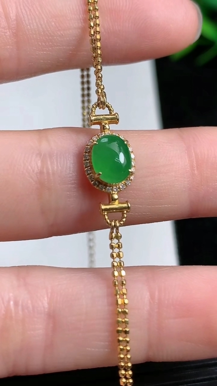 天然A货翡翠蛋面手链尺寸6.6-5.3重量:2.47g
3月21日