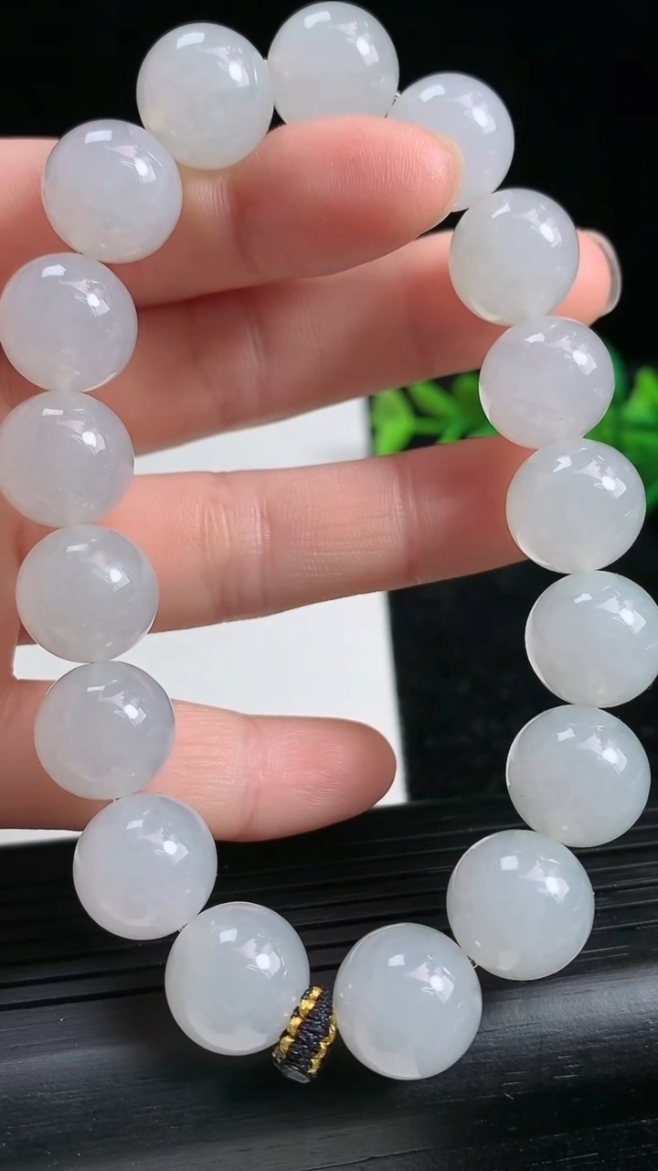 天然A货翡翠圆珠手串尺寸11.8-17颗重量:54.50g3月21日
工厂直销收藏佳品,种好水足，色泽均匀，有种有色，上手高大气！