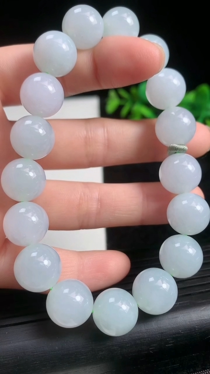 天然A货翡翠圆珠手串尺寸11.6-17颗重量:52.39g3月21日
工厂直销收藏佳品,种好水足，色