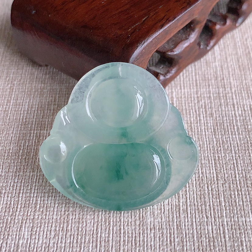 天然A货翡翠飘花佛公吊坠 
尺寸33-35.6-6mm 重量11.23g 0320