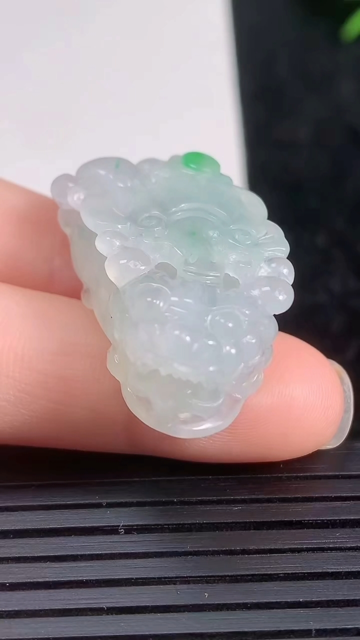 天然A货翡翠貔貅吊坠尺寸30.4-16.7-10.9重量:11.52g
3月21日