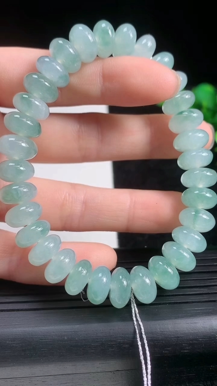 天然A货翡翠飘花算盘珠手串尺寸9.6-5.1-32颗重量:36.49g3月21日
工厂直销收藏佳品,