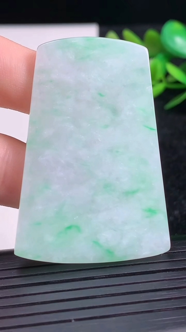 天然A货翡翠无事牌镶嵌件尺寸48.9-34.1-3.4重量:18.66g
3月21日