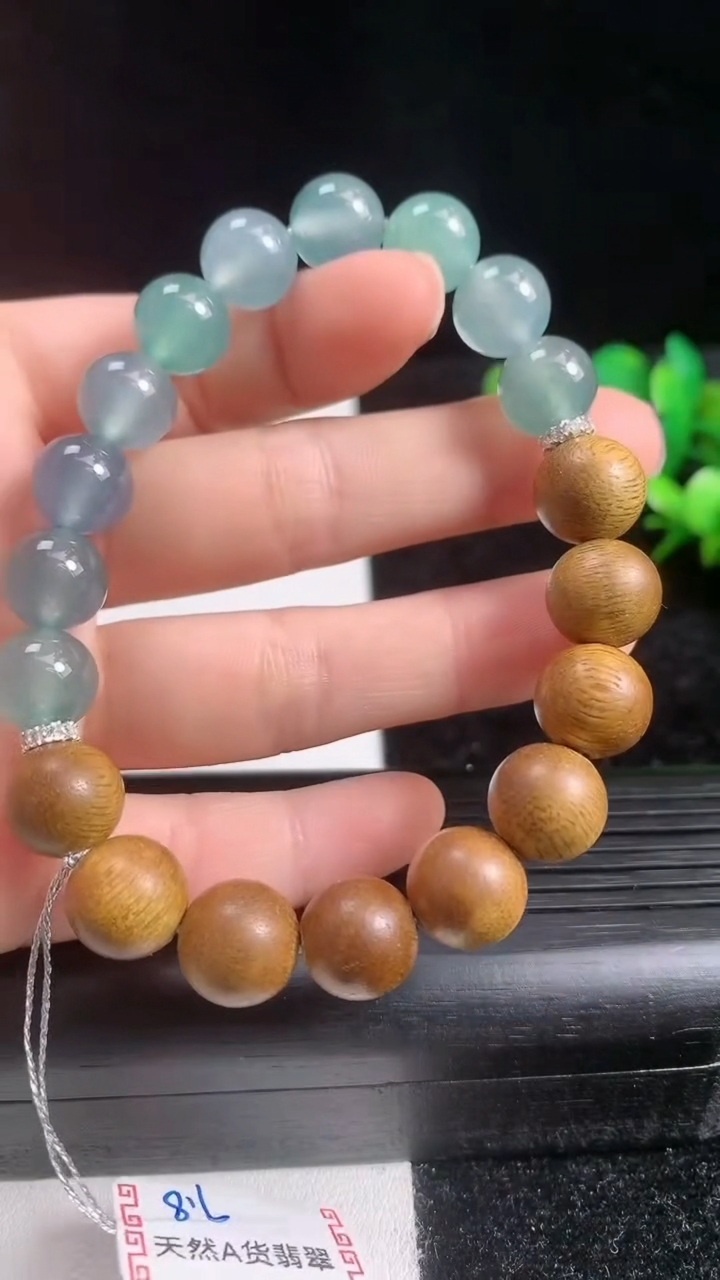 天然A货翡翠种蓝水檀香圆珠手串9.8尺寸9.8重量:19.78g3月22日
工厂直销收藏佳品,种好水足，色泽均匀，有种有色，上手高大气！
