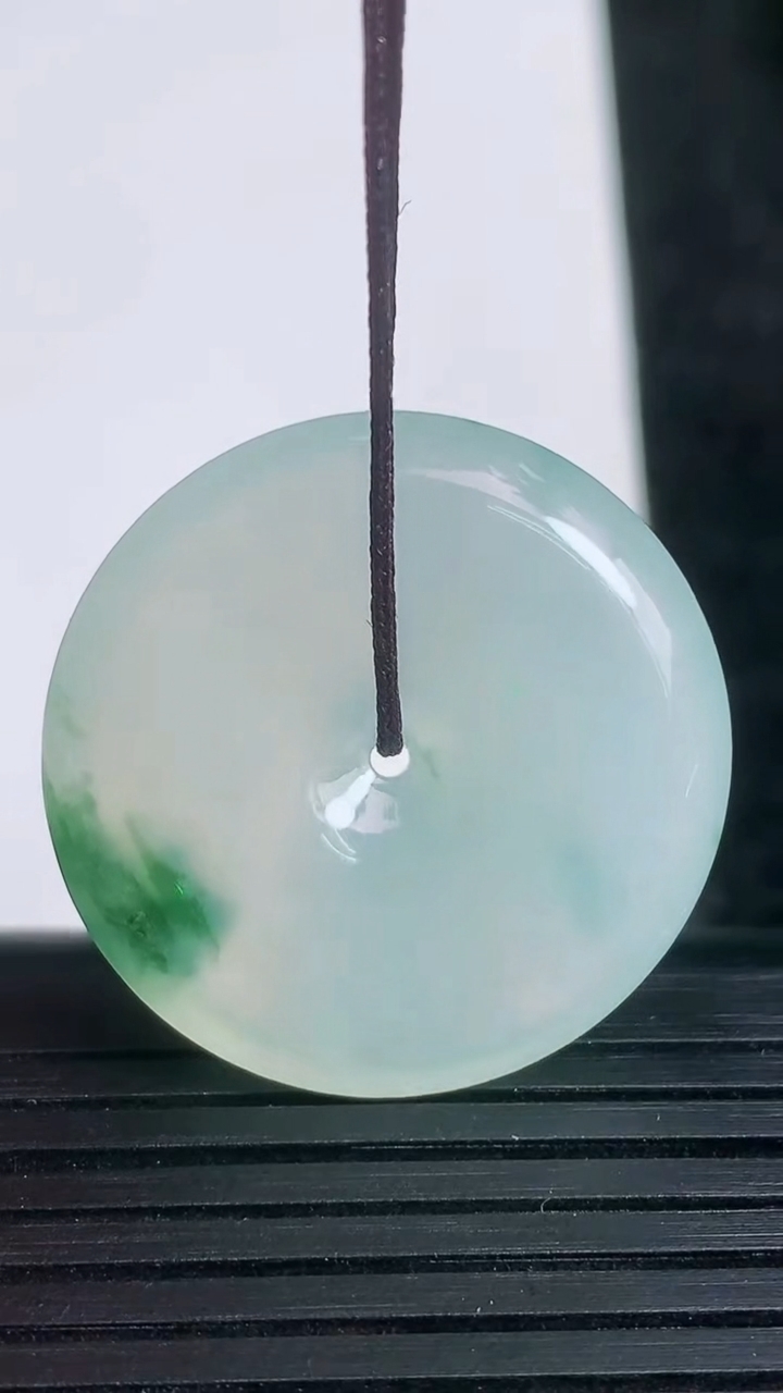 天然A货翡翠冰种飘花平安扣吊坠尺寸27.9-5.6重量:9.68g
3月21日