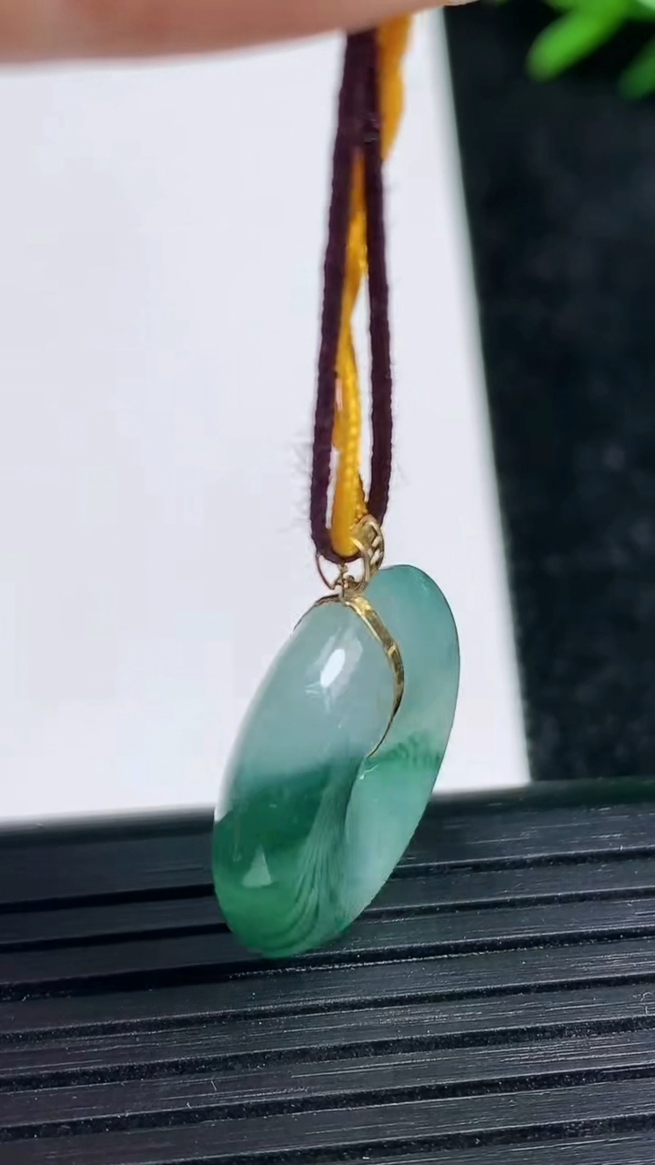 天然A货翡翠18K金飘花平安扣吊坠尺寸19.6-5重量:4.59g
3月21日