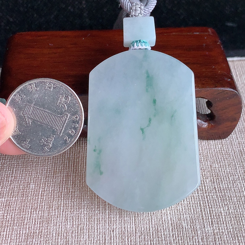 天然A货翡翠飘花无事牌吊坠 
尺寸51.8-35.8-6.6mm 重量40.10g 0320