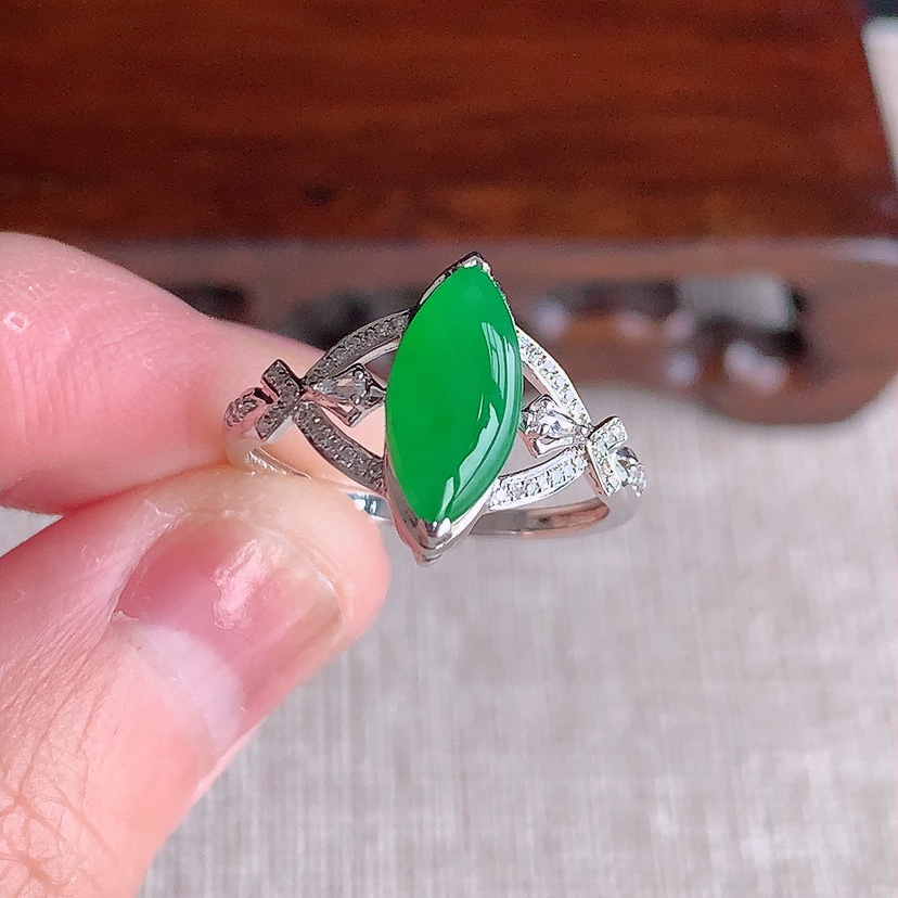 天然A货翡翠18K金伴钻镶嵌阳绿随形戒指 圈口17.5裸石
尺寸14-5.6mm 重量2.24g 0