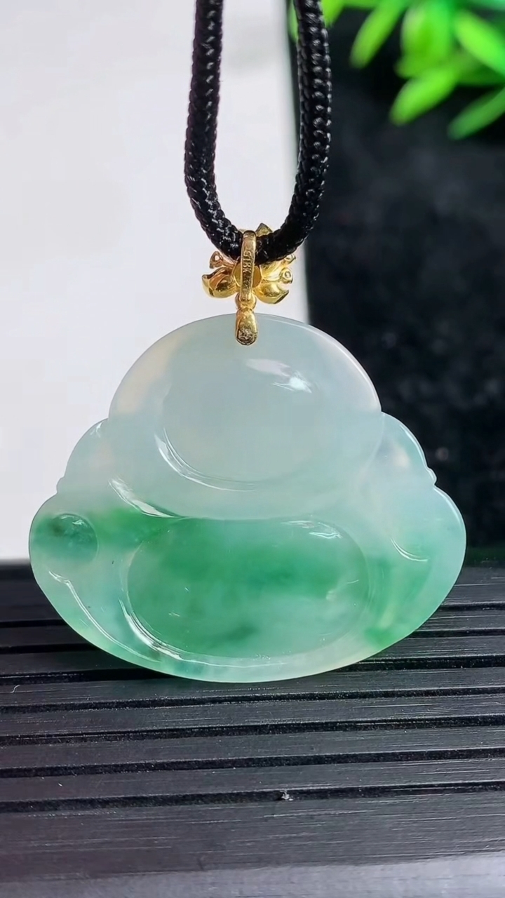 天然A货翡翠佛公吊坠尺寸26.9-31.6-5.9重量:8.63g
3月21日