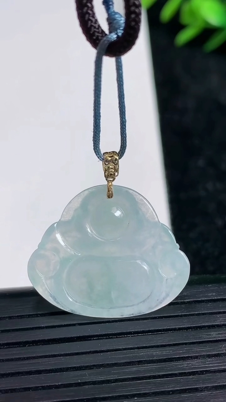 天然A货翡翠18K金飘花佛公吊坠尺寸21.4-25.8-4.9重量:4.62g
3月21日