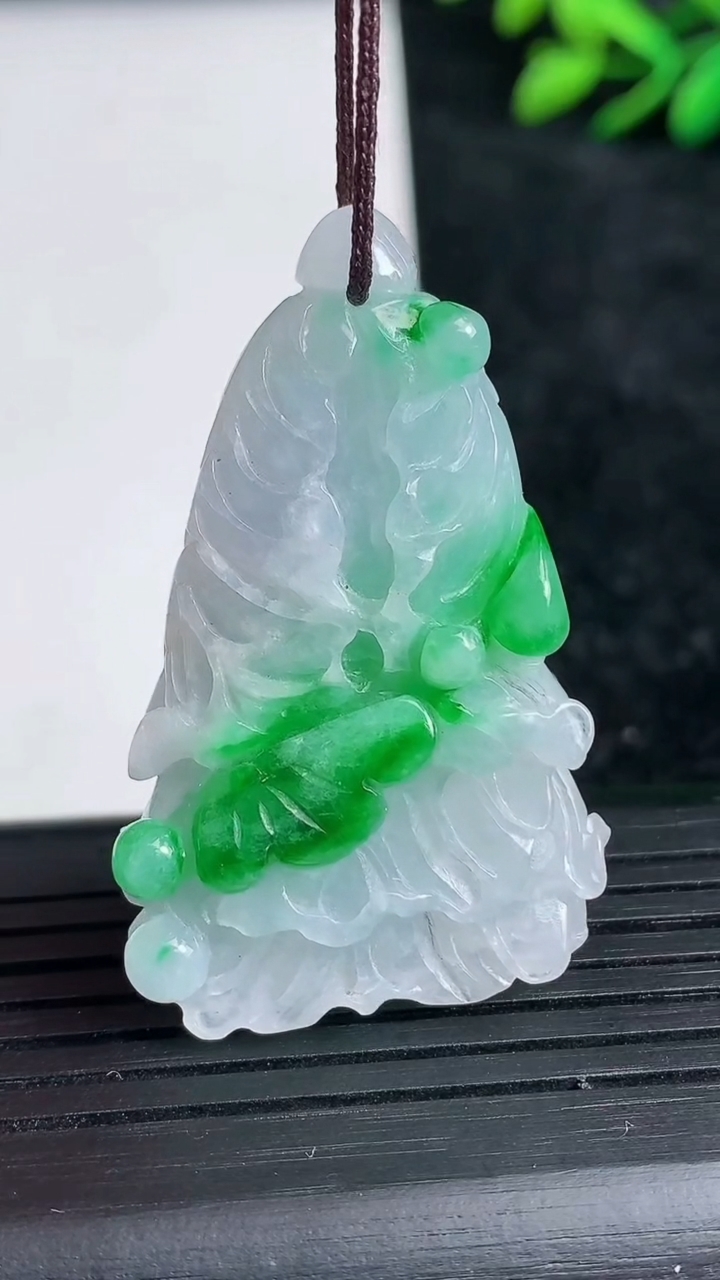 天然A货翡翠白菜吊坠尺寸42.3-26.3-11.8重量:17.39g
3月21日