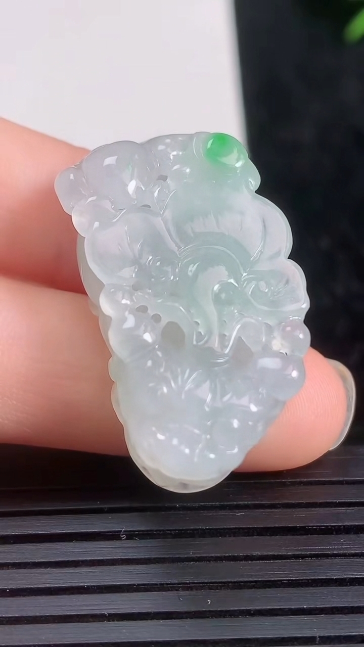 天然A货翡翠貔貅吊坠尺寸30.4-16.7-10.9重量:11.52g
3月21日