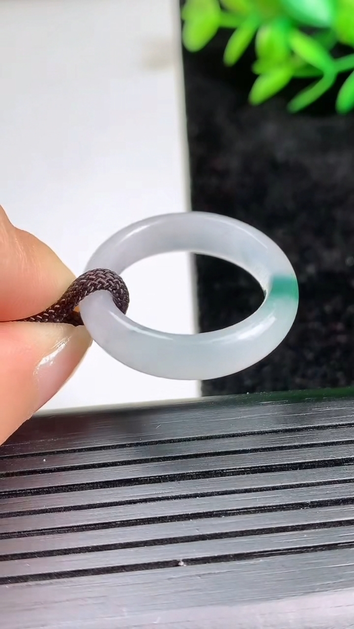 天然A货翡翠冰种飘花指环戒指尺寸18.6-5.5-3.2重量:4.10g2026年3月21日
工厂直销收藏佳品,种好水足，色泽均匀，有种有色，上手高大气！