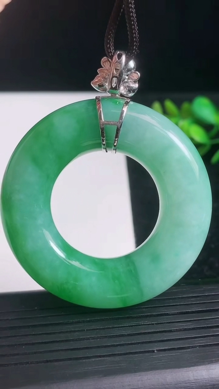 天然A货翡翠平安环吊坠尺寸63.5-12.1重量:59.48g
3月21日